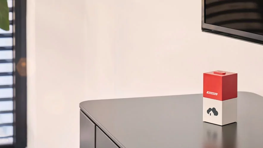 Warema WMS Cube mit homee Brain Cube zur smarten Steuerung von Geräten und Sonnenschutz.