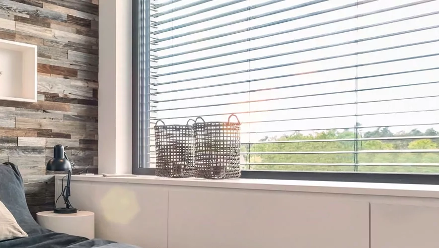 Wohnzimmer mit geöffneten Jalousien